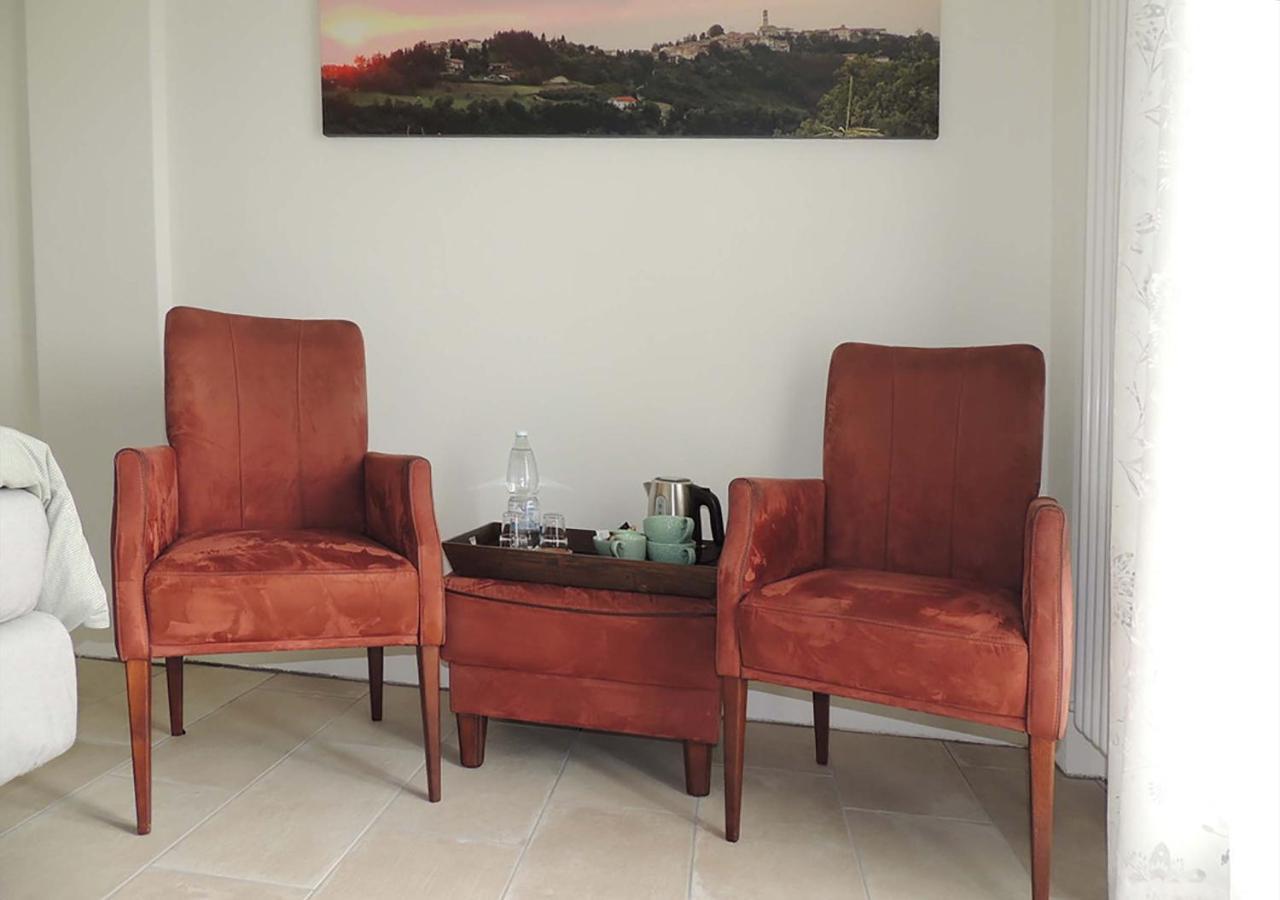 Bed and Breakfast La Luce Delle Colline Serravalle delle Langhe Exterior foto
