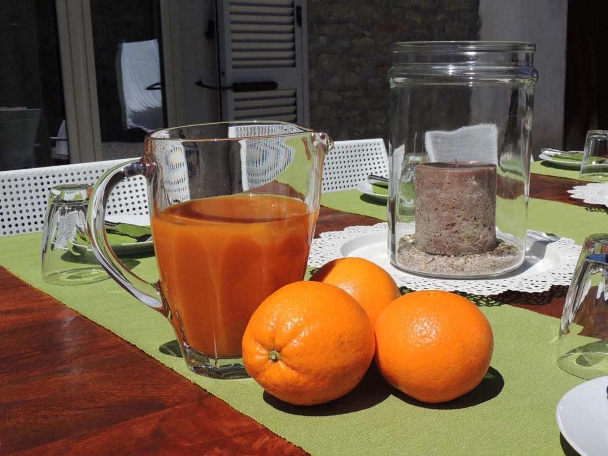 Bed and Breakfast La Luce Delle Colline Serravalle delle Langhe Exterior foto