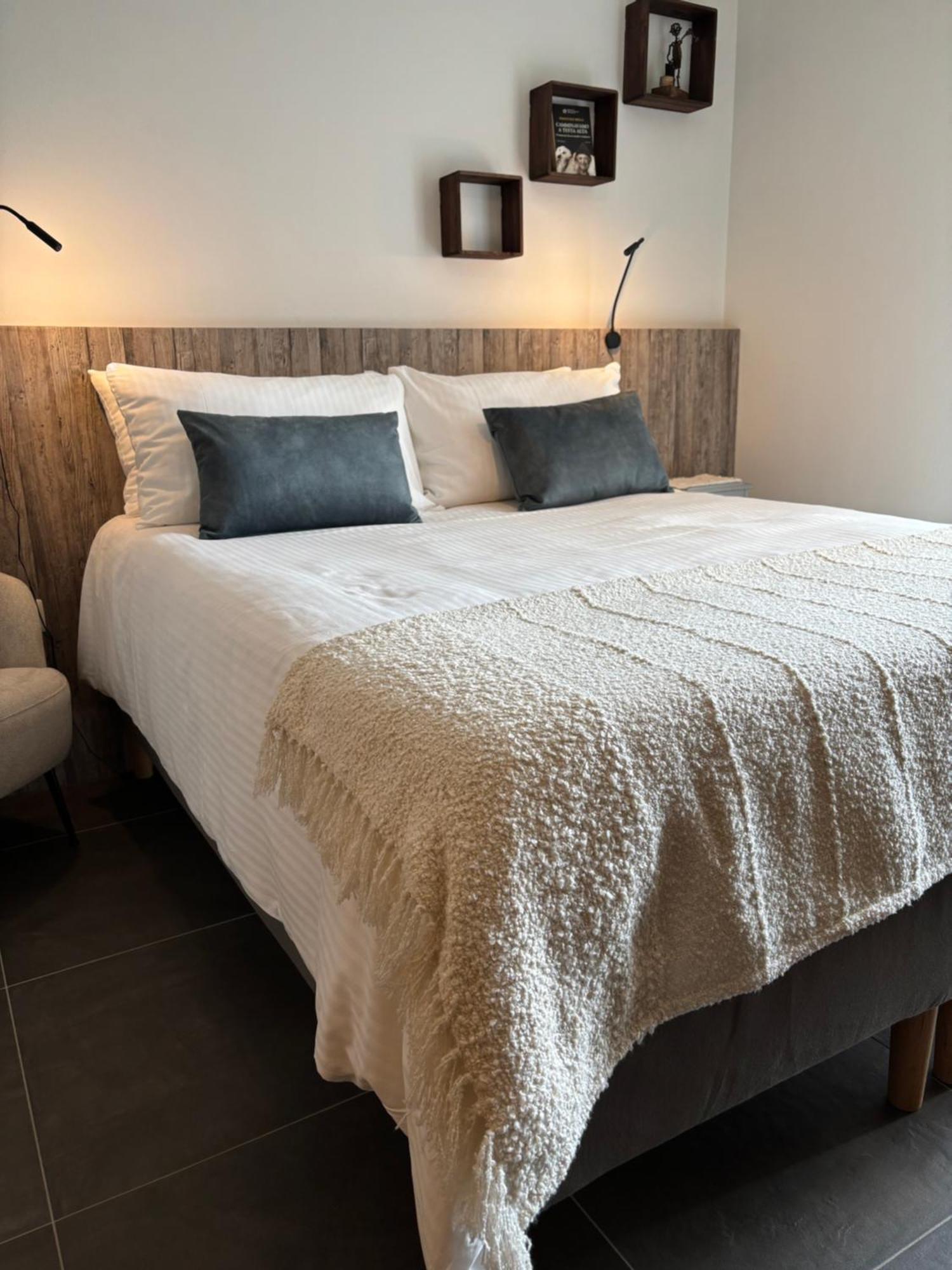 Bed and Breakfast La Luce Delle Colline Serravalle delle Langhe Exterior foto