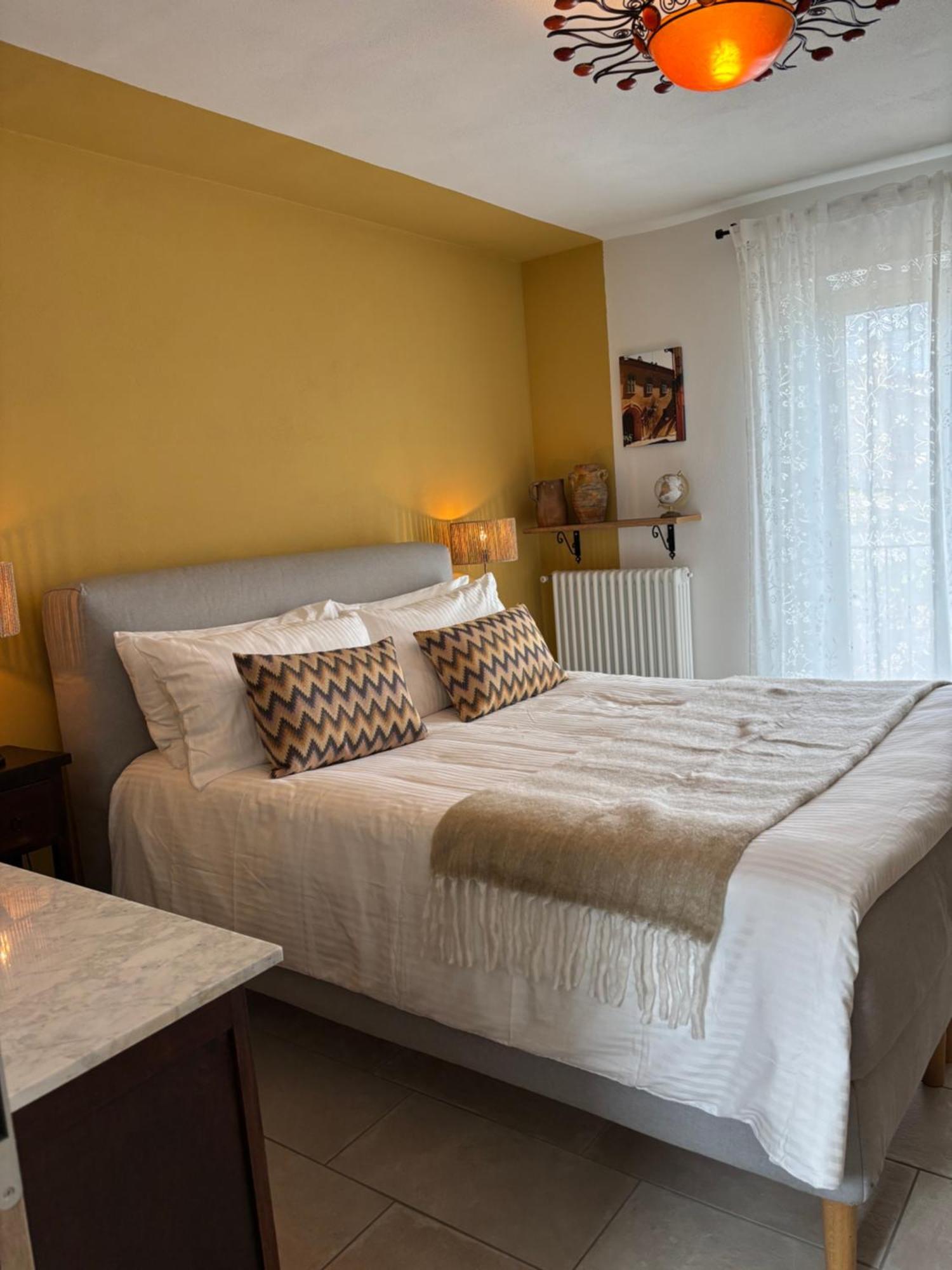 Bed and Breakfast La Luce Delle Colline Serravalle delle Langhe Exterior foto