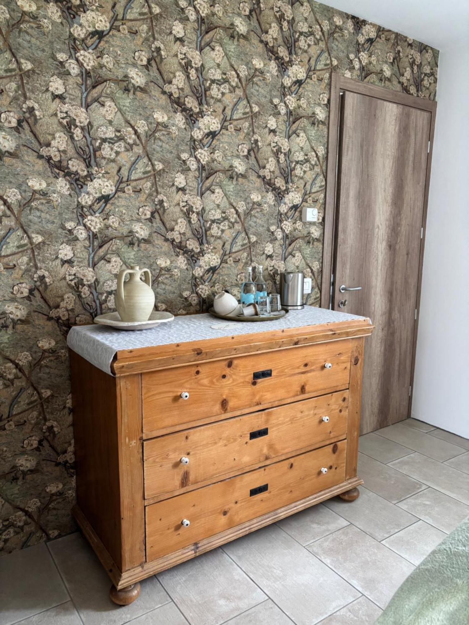 Bed and Breakfast La Luce Delle Colline Serravalle delle Langhe Exterior foto