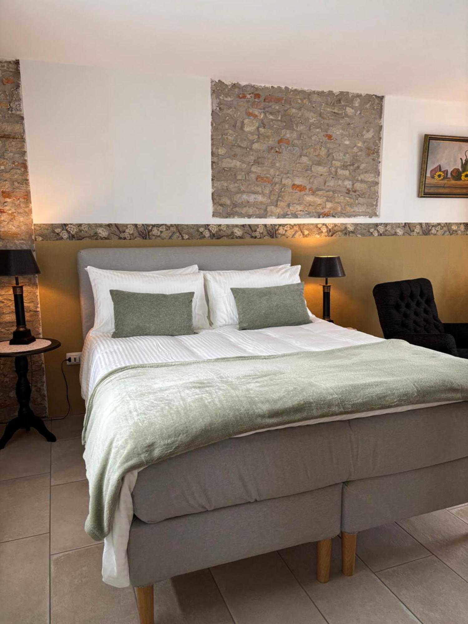 Bed and Breakfast La Luce Delle Colline Serravalle delle Langhe Exterior foto